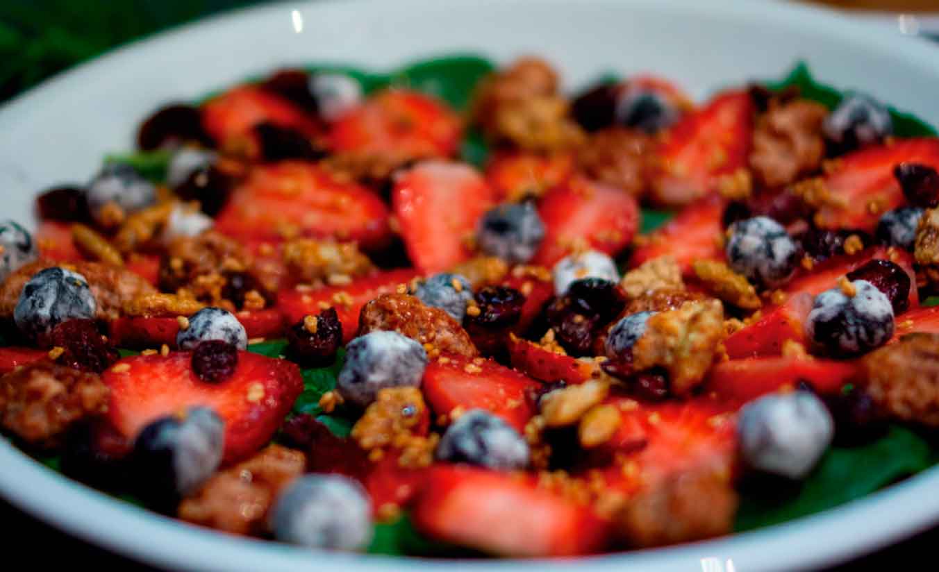 STRAWBERRY-AND-WALNUTS-ENSALADAS